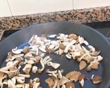 Foto del paso 3 de la receta: Fideuá de pato, foie y setas variadas (al horno)