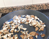 Foto del paso 3 de la receta: Fideuá de pato, foie y setas variadas (al horno)