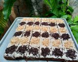 Foto langkah ke 5 dari resep Bolu potong jadul topping.