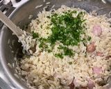 Une image de l'étape 10 de Gratin de langues d'oiseaux aux saucisses, champignons et emmental.