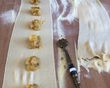 Foto del passaggio 6 della ricetta Ravioli 🥟 ripieni di zucca e salsiccia conditi con salsa di radicchio e speck