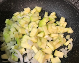 Foto del paso 2 de la receta: Cena súper rápida y saludable: revuelto de calabacín y cebolla con chips de boniato al microondas