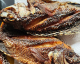 Foto del paso 5 de la receta: Pescado Frito a la cruz (con ensalada)