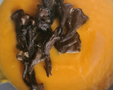 Foto del paso 10 de la receta: Crema de calabaza con trompetas de la muerte
