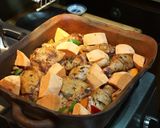 Foto del paso 4 de la receta: Trutros de pollo estofados con camote y yerbas frescas