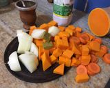 Foto del paso 1 de la receta: Sopa cremosa de zapallo y zanahoria con un toque de jengibre