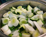 Foto del paso 1 de la receta: Vichyssoise de calabacín con feta y hierbabuena
