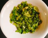 A picture of step 1 of Lasooni Palak Tadka (Spinach Tadka Lasooni Sindhi style).