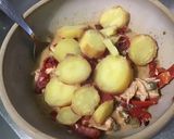 Une image de l'étape 9 de Salade marinée aux pommes de terre, poivrons grillés, thon, câpres et mozzarella.