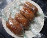 Foto del paso 2 de la receta: Pollo relleno con salchichas y empanado especial