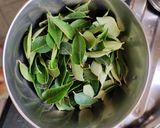 A picture of step 1 of Curry leaves chutney.