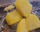 Foto del paso 1 de la receta: Tortitas de patata con queso y especias