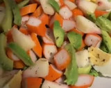 Foto del paso 7 de la receta: Ensalada de rúcula, surimi, paraguaya, aguacate y huevo