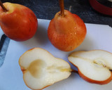 Foto del paso 1 de la receta: Peras rojas rellenas, con miel