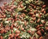 Foto del paso 4 de la receta: Cubos de cerdo especiados con papas, acelga y porotos colorados