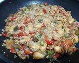 Foto del paso 3 de la receta: Quinoa con verduras, piñones y salsa de soja