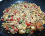 Foto del paso 3 de la receta: Quinoa con verduras, piñones y salsa de soja