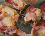 Foto del paso 1 de la receta: Hojaldre de queso, bacon y pasas de corinto