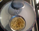 Foto del passaggio 1 della ricetta Tonno marinato, con cipolla caramellata all'arancia e cestino di spaghetti con finocchio e arancia