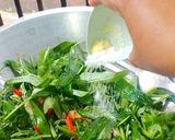 Foto langkah ke 3 dari resep Tumis sayur kangkung bakso saos tiram rumahan sedap.