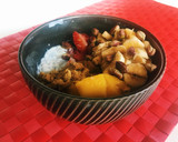 Foto del paso 1 de la receta: Yogur desayuno con mango, fresas y pistachos