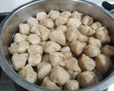 A picture of step 1 of Potato soyabean chilli.