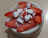 Foto del passaggio 3 della ricetta Dolce al cucchiaio veloce con biscotti ai cereali, ricotta e fragole