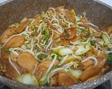 Foto langkah ke 3 dari resep Kwetiau goreng sosis.