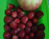 A picture of step 1 of Apple strawberries smoothie.