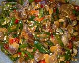 Foto langkah ke 3 dari resep Oseng kerang kali cabe ijo alias bedok.