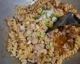 Foto langkah ke 7 dari resep Makaroni Tumis Ayam Bombay.