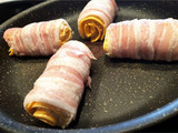 Sajtos roló bacon-be göngyölve