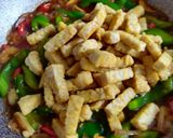 Foto langkah ke 5 dari resep Oseng Tempe dan Paprika Hijau.
