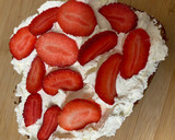 Foto del paso 4 de la receta: Bizcocho corazón relleno de nata y fresas