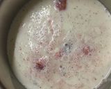 A picture of step 3 of Strawberry-Apple smoothie with cinnamon powder.