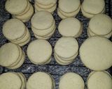 Foto del paso 3 de la receta: Tapas de alfajores de maicena 🤤