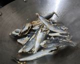 Foto langkah ke 3 dari resep Tumis Ikan Asin Anak Sarden.