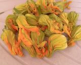 Foto del passaggio 1 della ricetta Fiori di zucca ripieni di prosciutto e provola