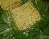 Foto langkah ke 3 dari resep Mie godok sawi pedas.