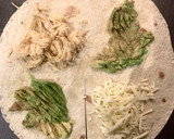 Foto del paso 3 de la receta: Wrap hack de pollo 🍗 aguacate 🥑 y queso 🧀
