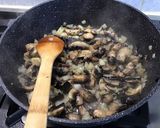 Une image de l'étape 11 de Poulet aux champignons, coriandre et crème de masala.