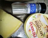 A picture of step 2 of Garlic and herbs cream cheese.