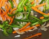 शेजवान नूडल्स(Schezwan noodles recipe in hindi) रेसिपी चरण 3 फोटो