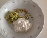 Foto del passaggio 2 della ricetta Tartare di gambero di Mazara; burrata con avocado e pistacchi; ciliegie e gazpacho di melone