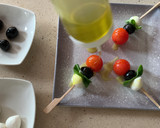 Foto del paso 2 de la receta: Brocheta caprese con oliva negra