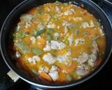 Foto del paso 7 de la receta: Guiso de contramuslo de pollo con menestra y papas fritas