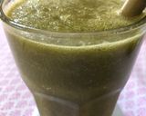 A picture of step 2 of Celery and lettuce juice - vegan.