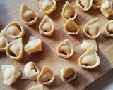 Foto del paso 8 de la receta: Tortellinis rellenos con pasta de jamón