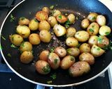 Foto del paso 2 de la receta Patatas baby en... 6 minutos