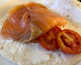 Foto del paso 2 de la receta: Wrap de salmón ahumado y aguacate